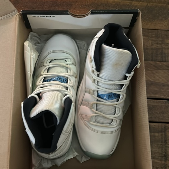 Air Jordan Retro 11 - Picture 2 of 10